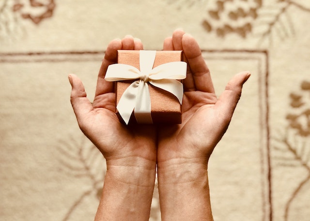 hands holding gift